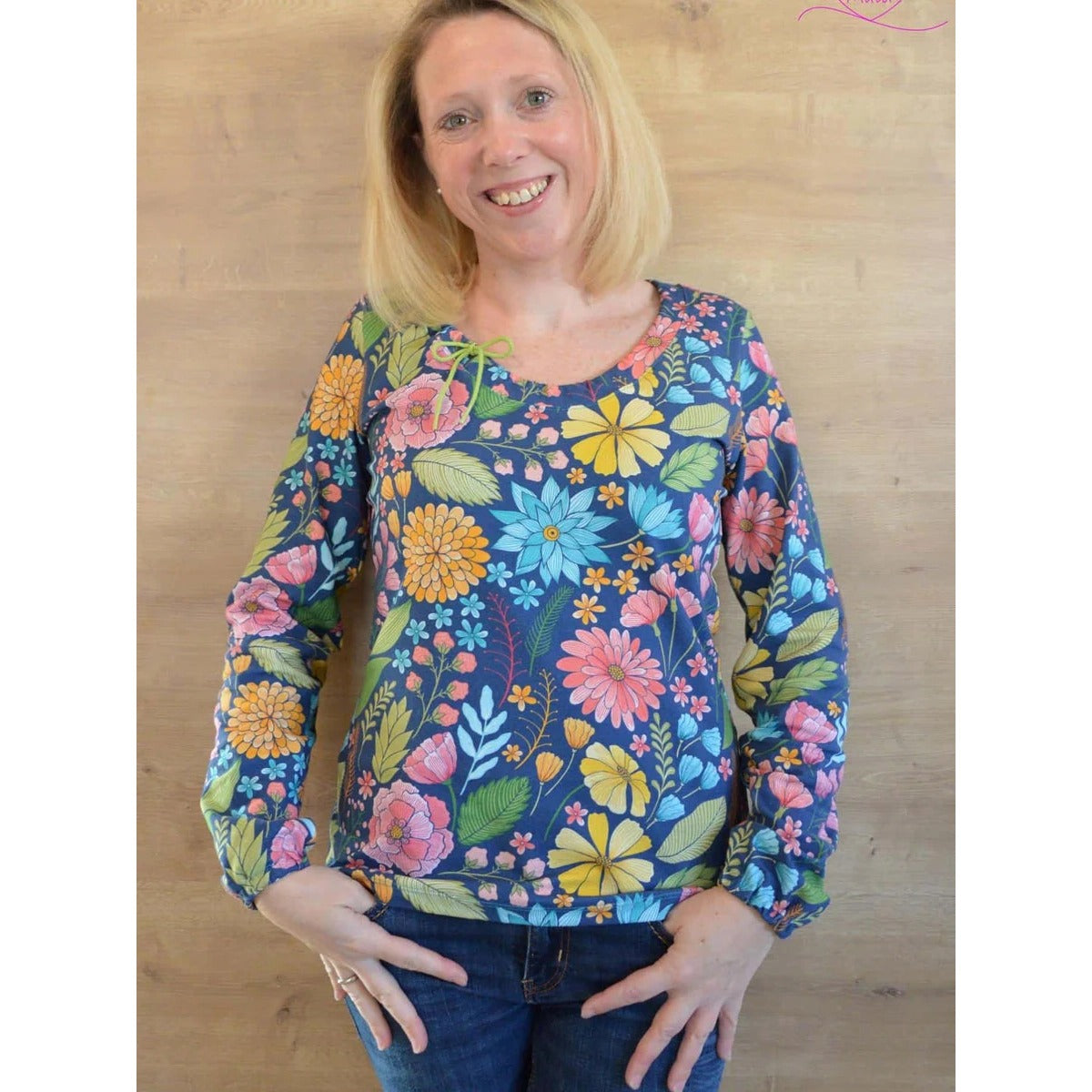 Miss Talia Schnittmuster Damen – Shirt mit großem Blumenmuster in Blau, Rosa und Gelb