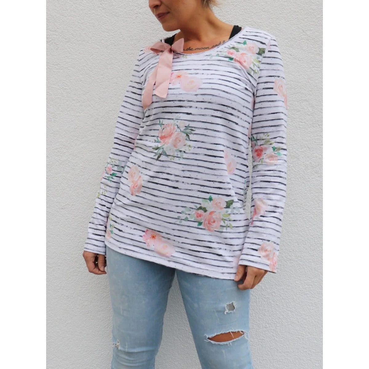 Miss Talia Schnittmuster – Frau in weiß-rosa gestreifter Tunika zu Jeans (genähtes Designbeispiel)