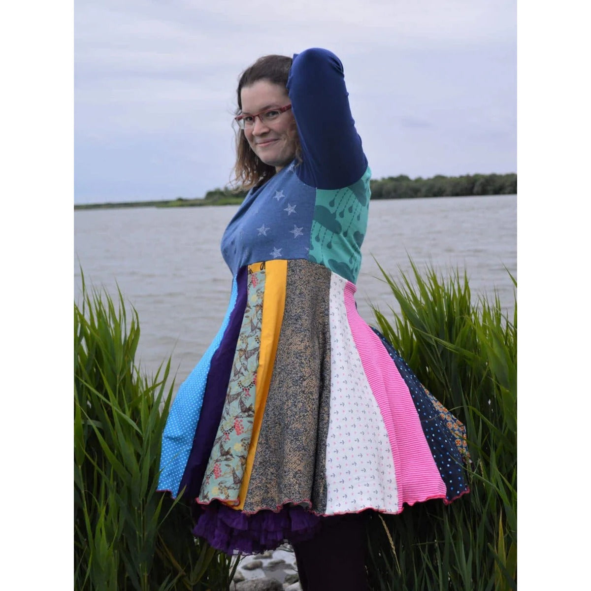 Sommerwunderkleid for me Schnittmuster – Frau im bunten Sommerwunderkleid mit blauem Oberteil am Wasser (genähtes Designbeispiel)