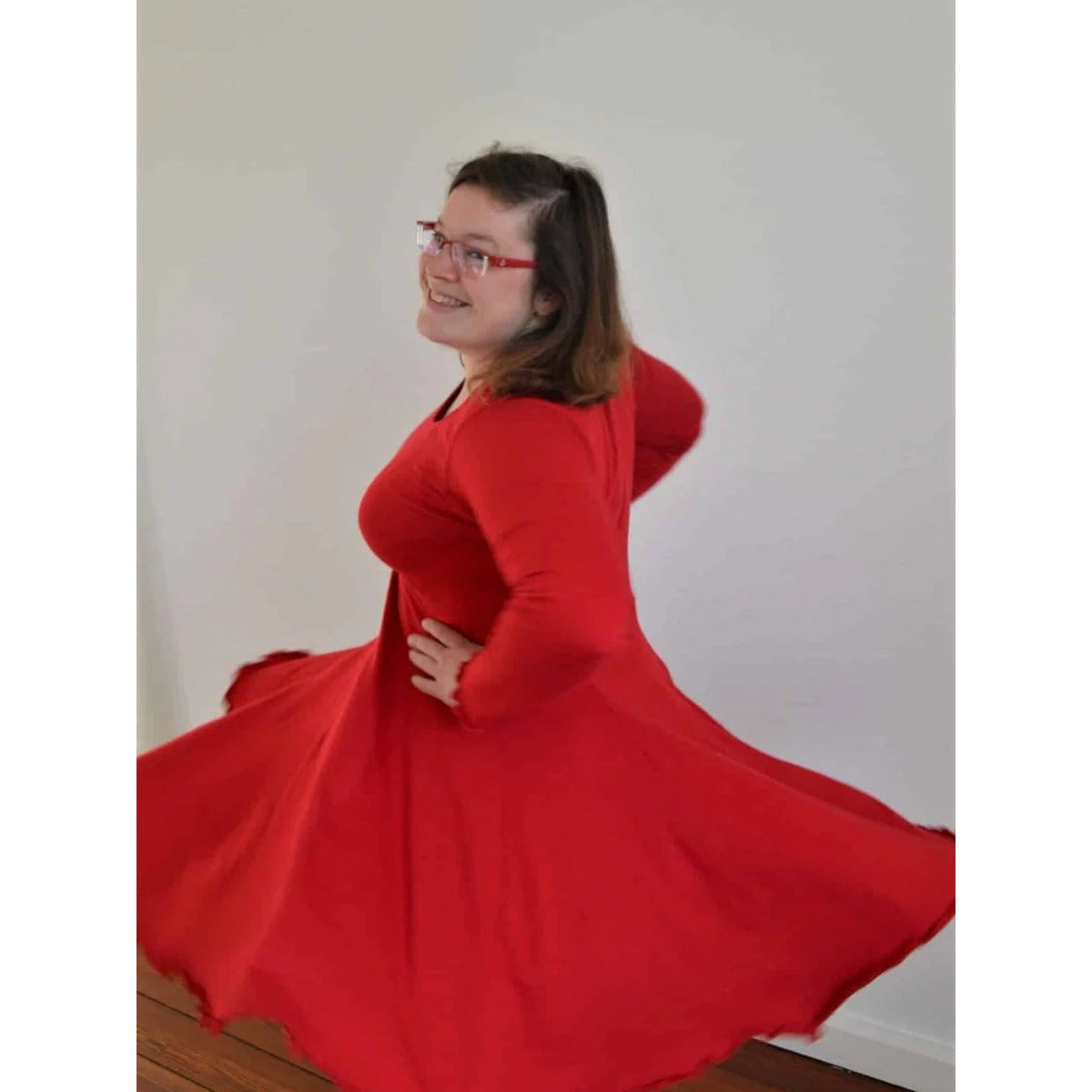Sommerwunderkleid for me Schnittmuster – Frau im roten Sommerwunderkleid mit langen Ärmeln (genähtes Designbeispiel)
