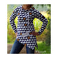 One Tip Shirt Schnittmuster – Frau im gemusterten One Tip Shirt mit langen Ärmeln (genähtes Designbeispiel)