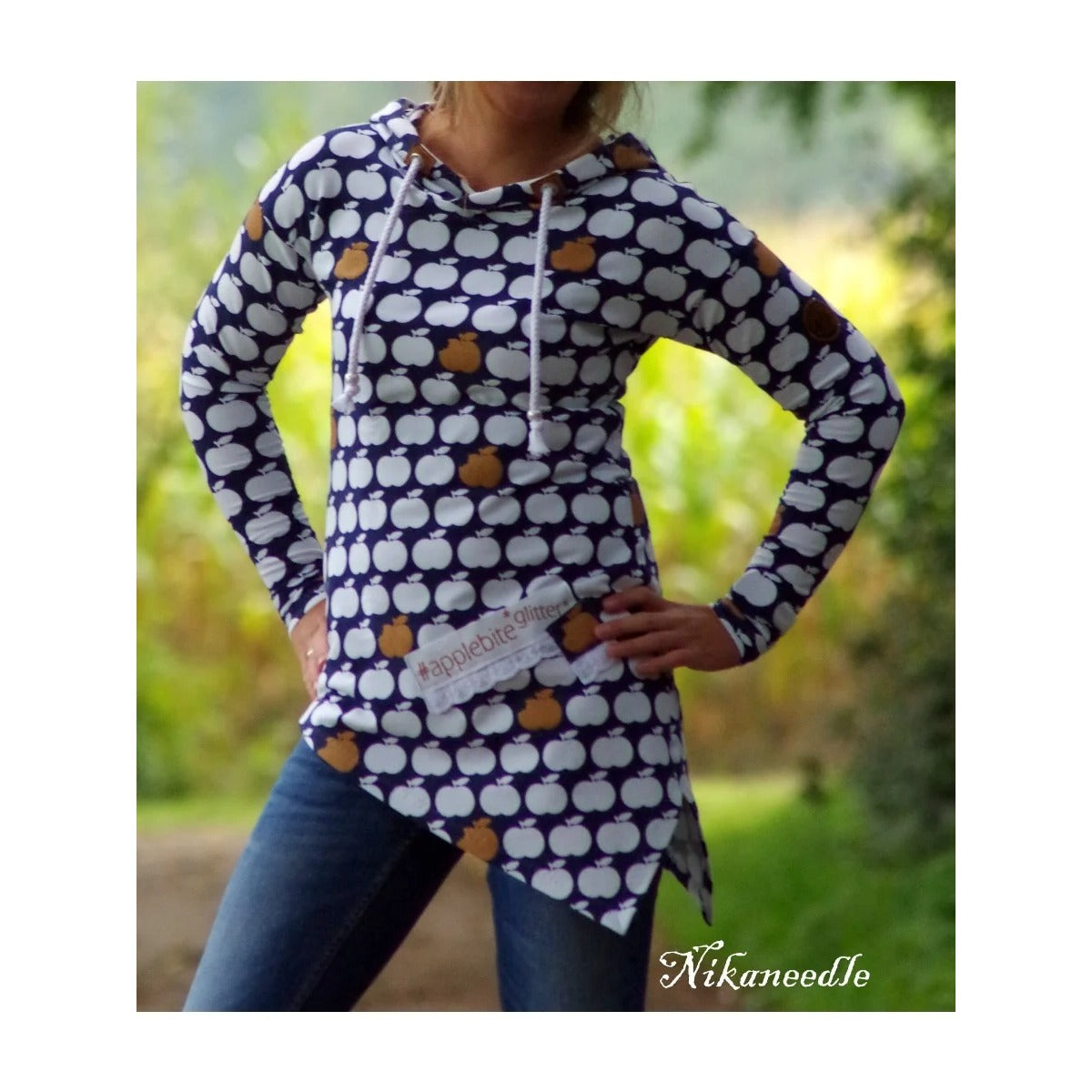 One Tip Shirt Schnittmuster – Frau im gemusterten One Tip Shirt mit langen Ärmeln (genähtes Designbeispiel)