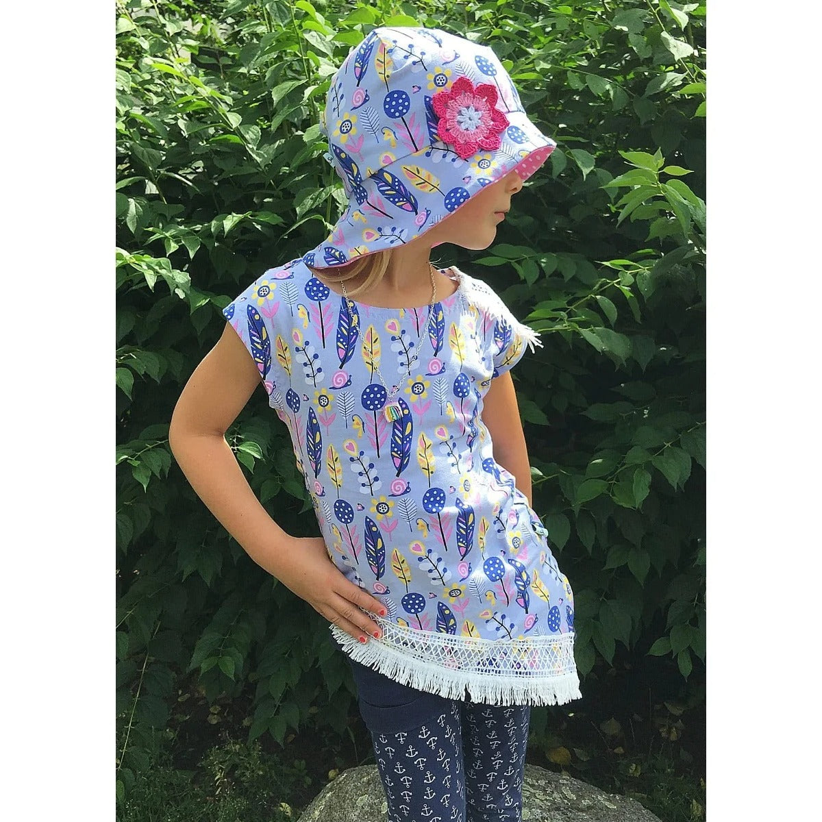 One Tip Shirt Schnittmuster – Mädchen im One Tip Shirt mit Hut und Einhornmuster (genähtes Designbeispiel)