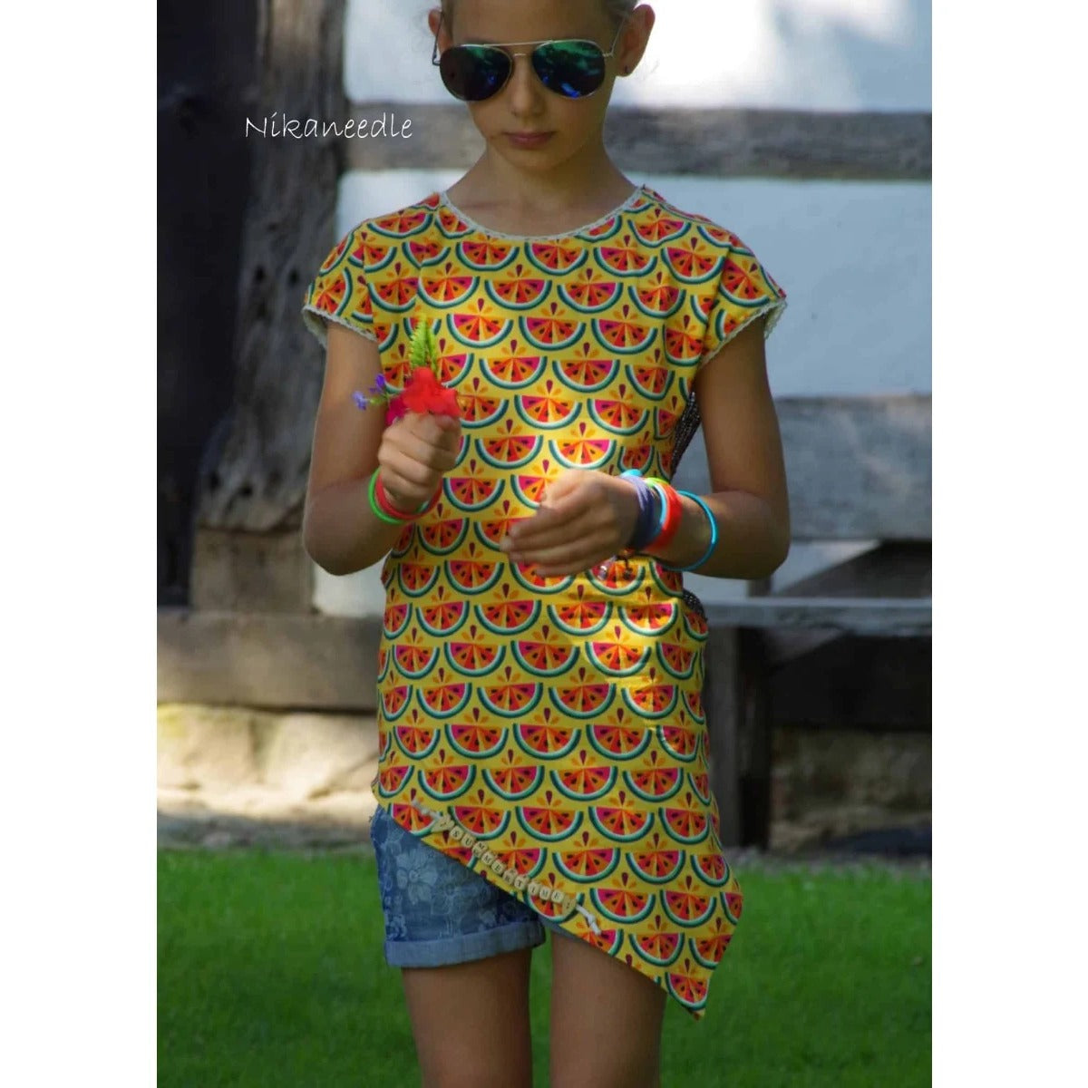 One Tip Shirt Schnittmuster – Mädchen im gelben One Tip Shirt mit Sonnenbrille (genähtes Designbeispiel)