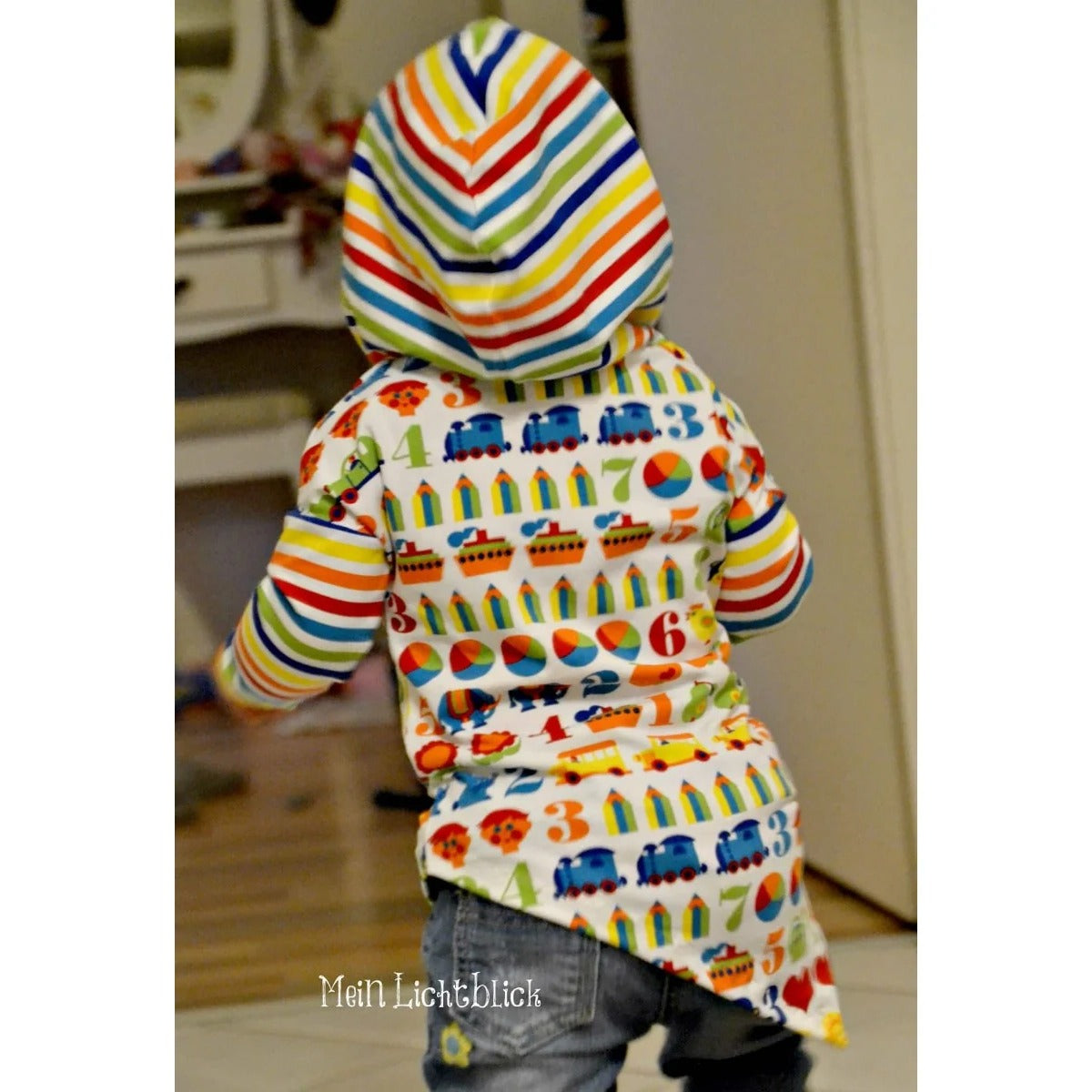 One Tip Shirt Schnittmuster – Kind im bunt gestreiften One Tip Shirt mit Kapuze (genähtes Designbeispiel)
