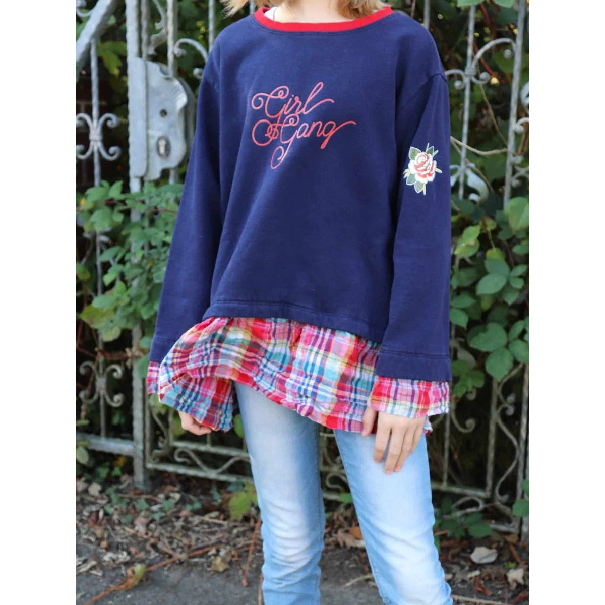 Oversized Pulli Bundle Schnittmuster – Kind im dunkelblauen Oversized-Pulli mit kariertem Saum (genähtes Designbeispiel)