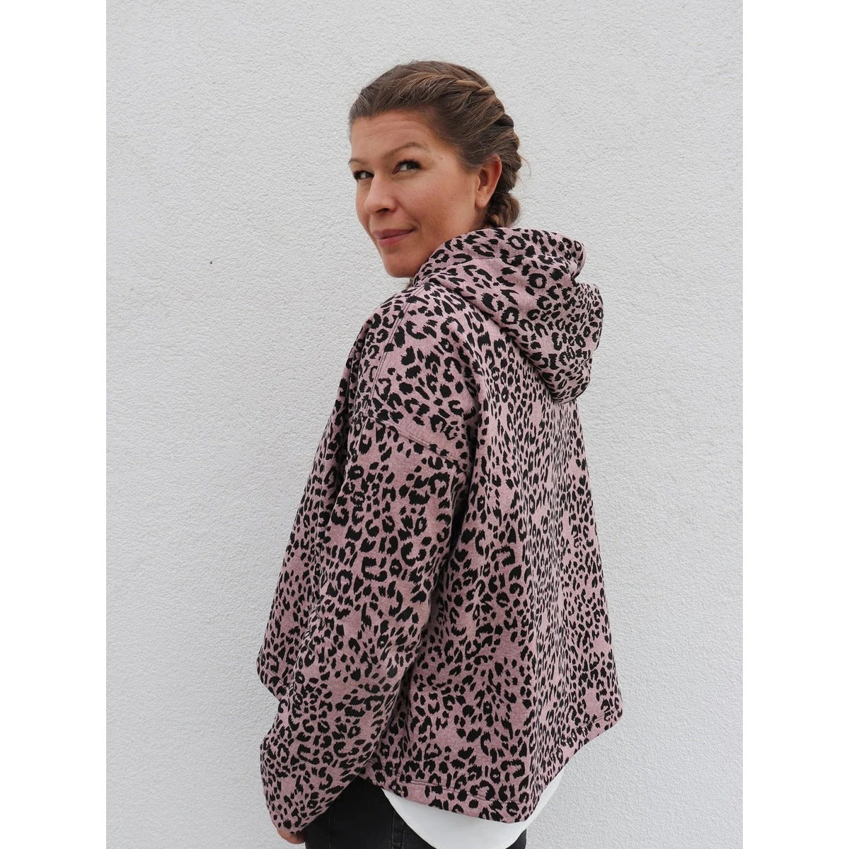 Oversized Pulli Schnittmuster Damen – altrosa Pulli mit Leopardenmuster und Kapuze, von hinten getragen