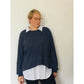 Oversized Pulli Schnittmuster Damen – dunkelblauer Pulli mit gesäumtem Ausschnitt und untergezogener weißer Bluse