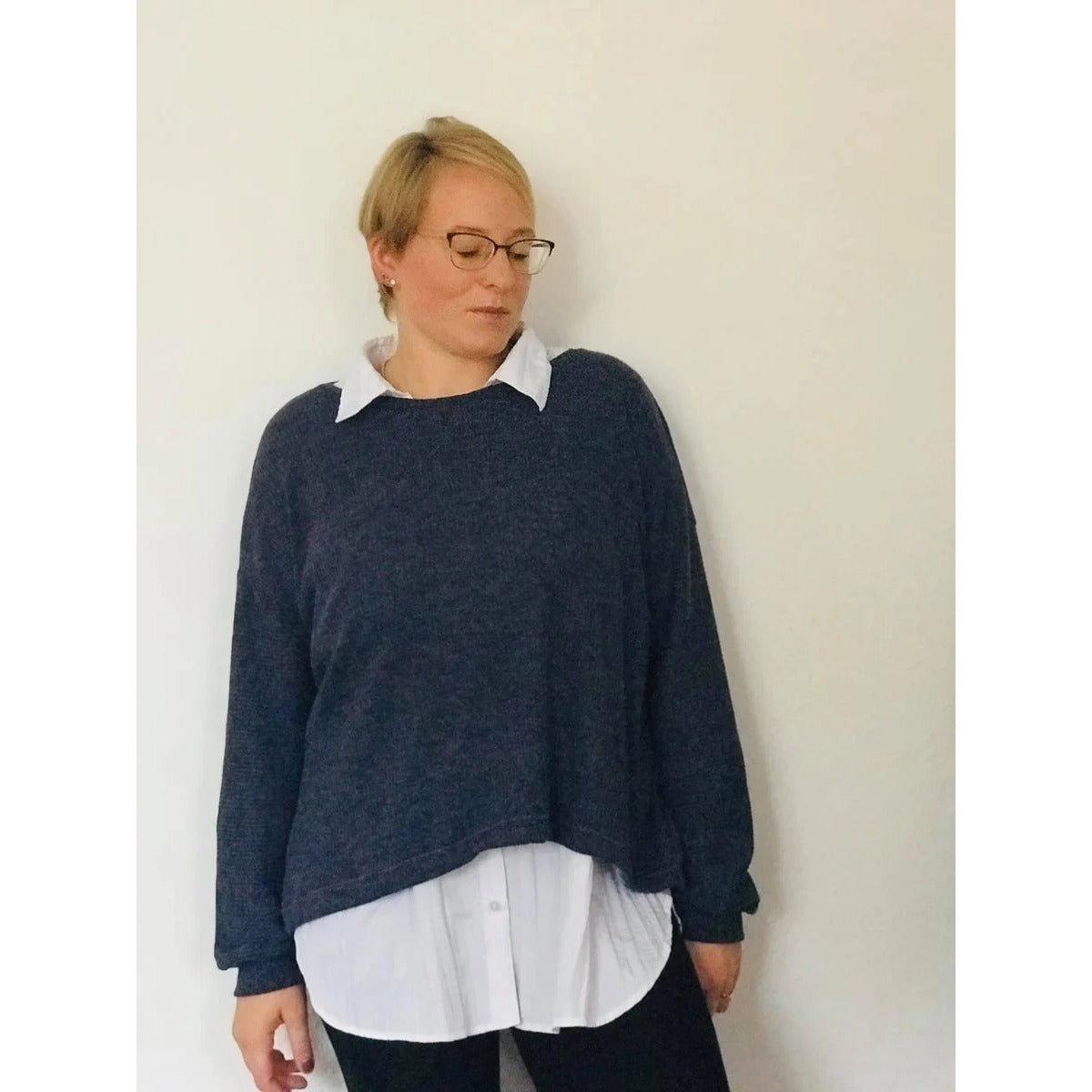 Oversized Pulli Schnittmuster Damen – dunkelblauer Pulli mit gesäumtem Ausschnitt und untergezogener weißer Bluse