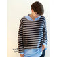 Oversized Pulli Schnittmuster Damen – gestreifter Pulli in Dunkelblau und Weiß mit untergezogener hellblauer Bluse