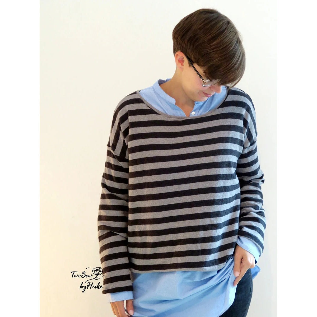 Oversized Pulli Schnittmuster Damen – gestreifter Pulli in Dunkelblau und Weiß mit untergezogener hellblauer Bluse