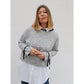Oversized Pulli Schnittmuster Damen – grau melierter Pulli mit Schleifen an den Ärmeln und weißer Bluse darunter