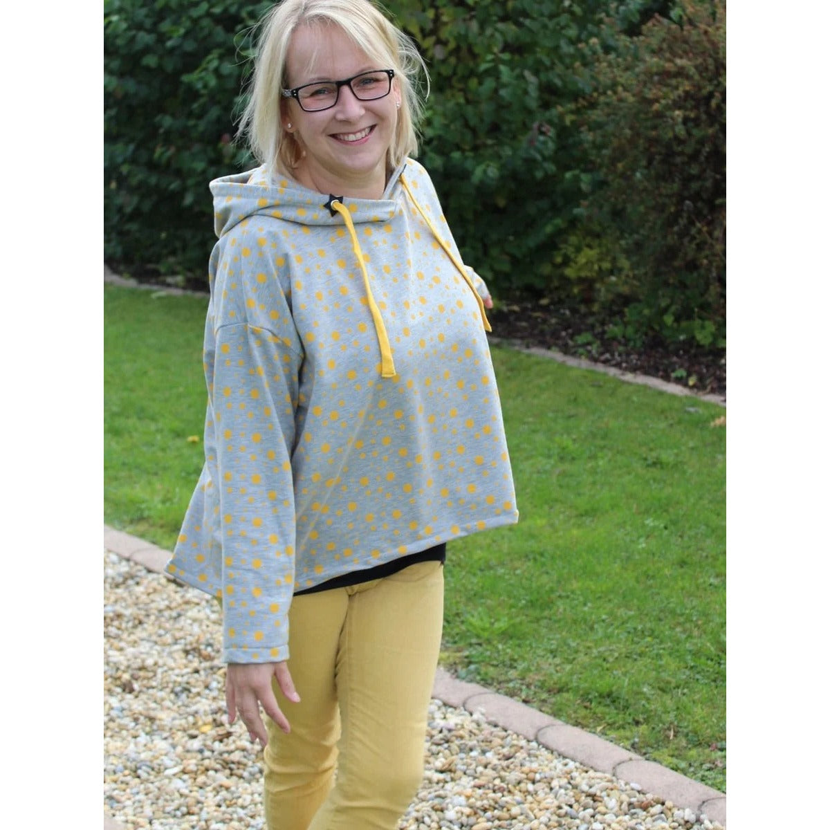 Oversized Pulli Schnittmuster Damen – hellblauer Pulli mit Blumenmuster, Kapuze und gelber Kordel