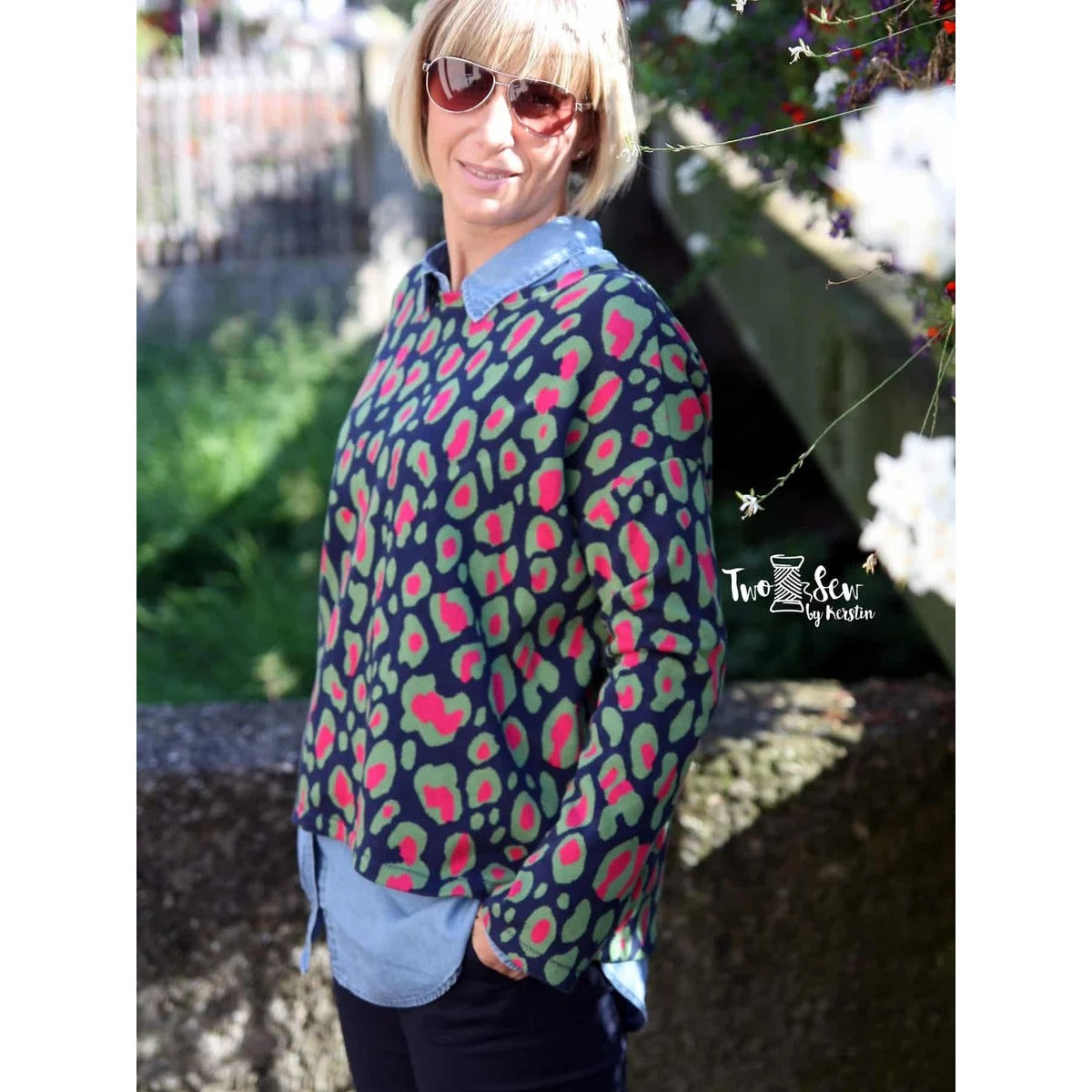 Oversized Pulli Schnittmuster Damen – dunkelblauer Pulli mit buntem Leo-Print und untergezogenem Hemd