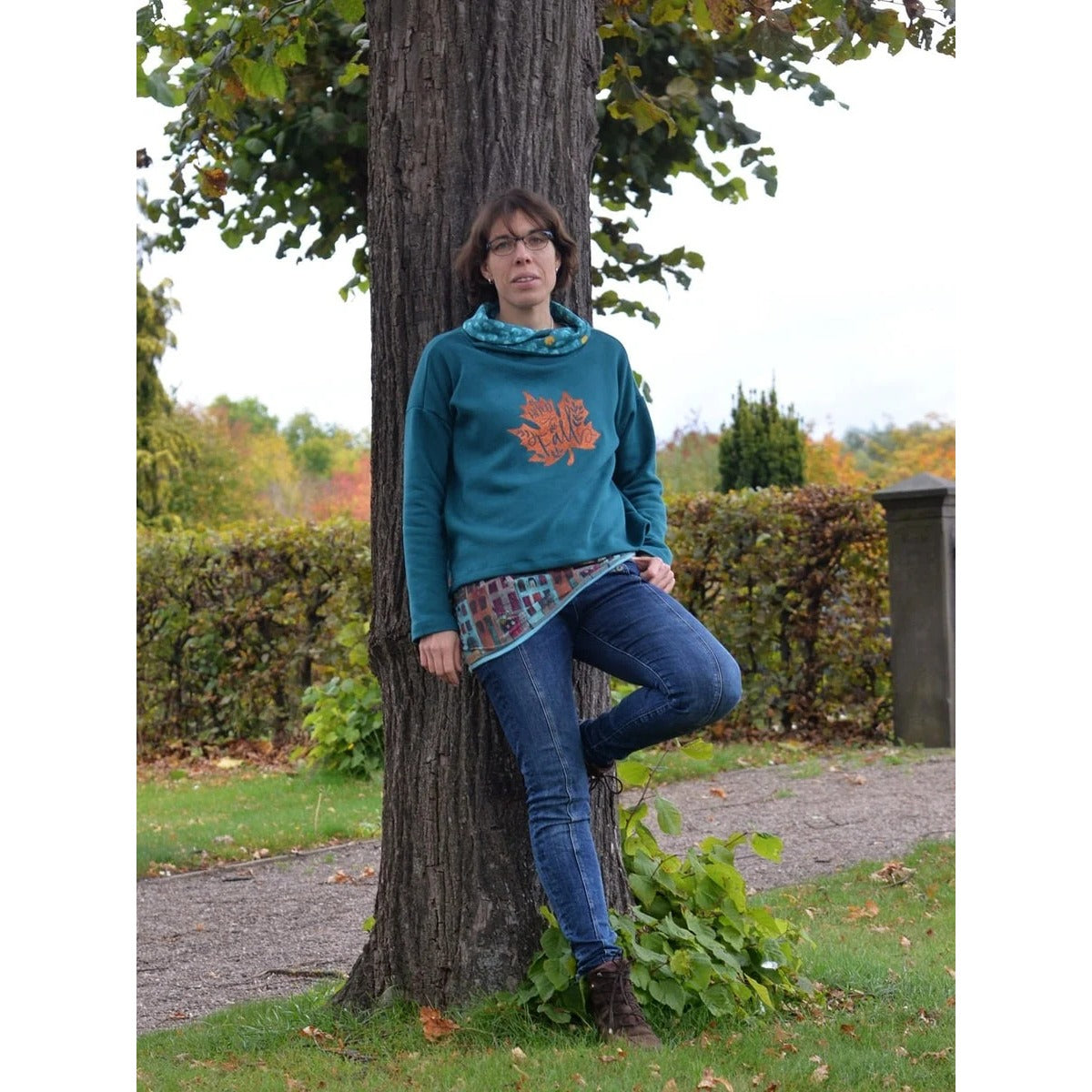 Oversized Pulli Schnittmuster Damen – petrolfarbener Kapuzenpulli mit Blätterprint