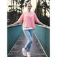 Oversized Pulli Schnittmuster Damen – rosa Pulli mit Blumenmuster und kurzen Ärmeln, getragen auf einer Brücke