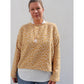 Oversized Pulli Schnittmuster Damen – senfgelber Pulli mit Leopardenmuster und untergezogener weißer Bluse