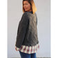 Oversized Pulli Schnittmuster Damen – grauer Pulli aus Strukturstoff von hinten, darunter eine Karobluse