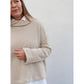 Oversized Pulli Schnittmuster Damen – beigefarbener Pulli aus Waffelstrick mit weitem Rollkragen