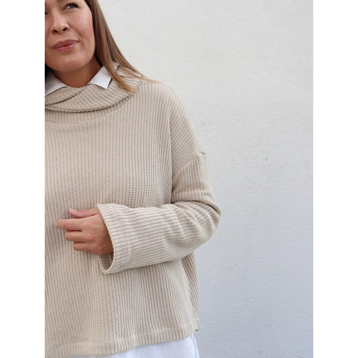 Oversized Pulli Schnittmuster Damen – beigefarbener Pulli aus Waffelstrick mit weitem Rollkragen