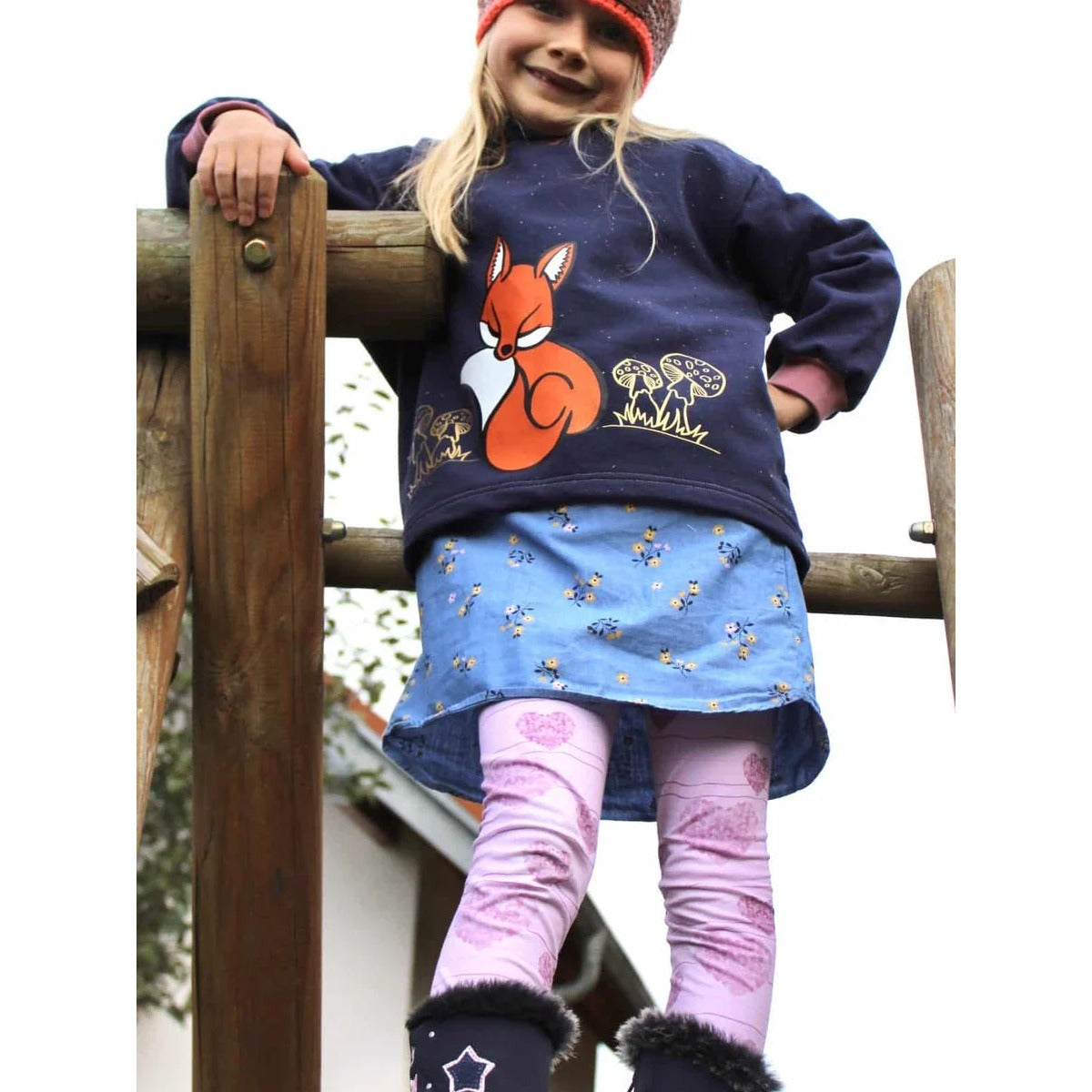 Oversized Pulli Schnittmuster Kinder – dunkelblauer Pulli mit Fuchs-Applikation und Volant am Saum