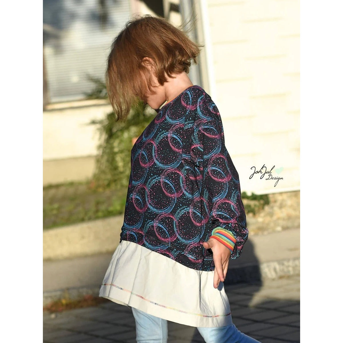 Oversized Pulli Schnittmuster Kinder – dunkelblauer Pulli mit Kringelmuster und cremefarbenem Volant