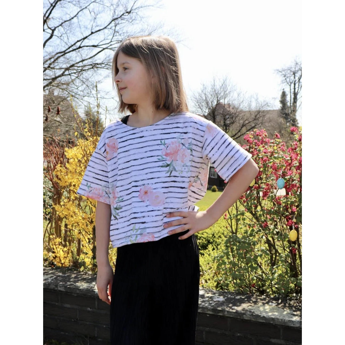 Oversized Pulli Schnittmuster Kinder – gestreiftes Shirt mit rosa Blütenprint und kurzen Ärmeln