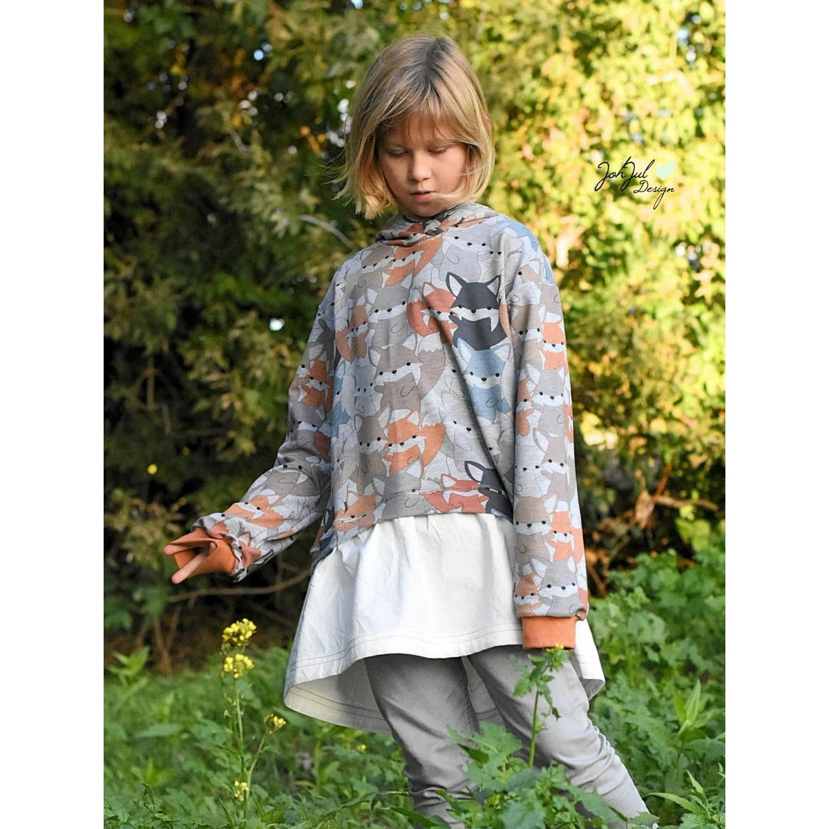 Oversized Pulli Schnittmuster Kinder – grauer Pulli mit Tierprint und cremefarbenem Volant am Saum