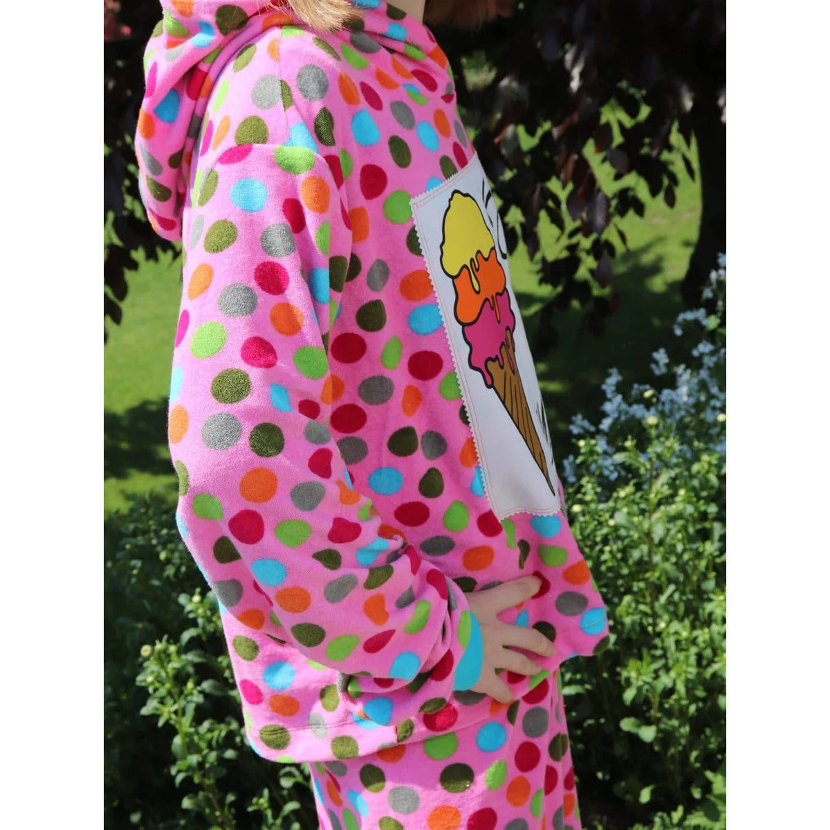 Oversized Pulli Schnittmuster Kinder – pinker Pulli mit bunten Punkten, Eis-Motiv und Kapuze