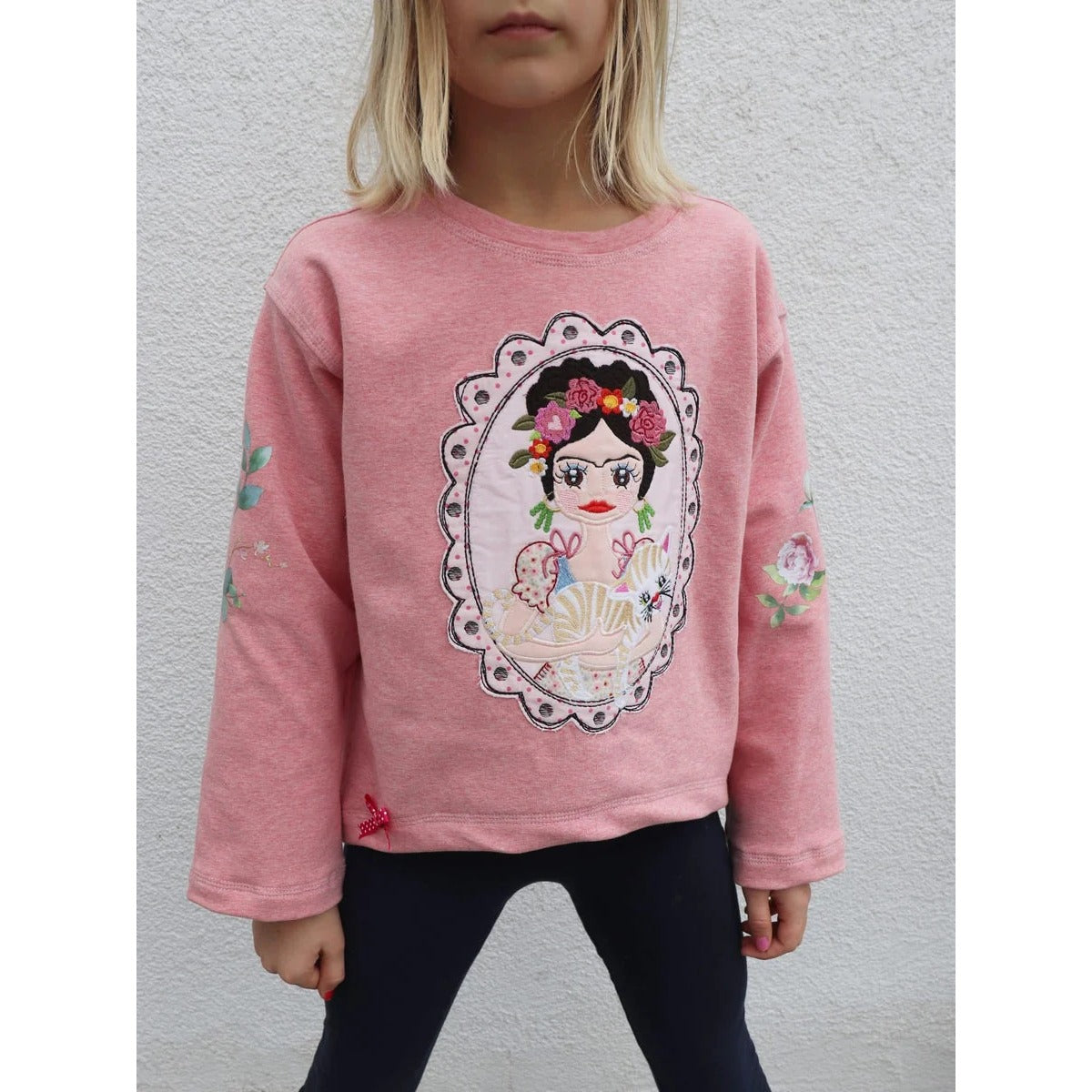 Oversized Pulli Schnittmuster Kinder – rosa Pulli mit gerahmter Applikation auf der Vorderseite