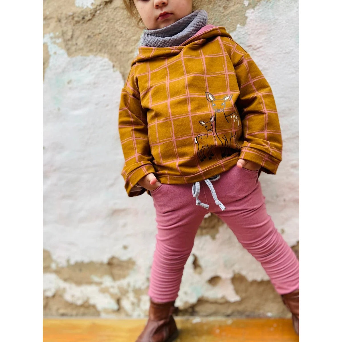 Oversized Pulli Schnittmuster Kinder – senfgelber Karo-Pulli mit Rollkragen und Kordel