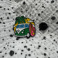 Emaille-Pin „Summer Vanlife“ auf gepunktetem Stoff, daneben der Pin-Verschluss