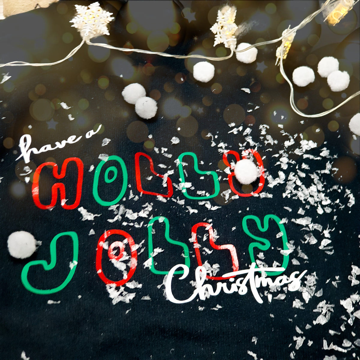 Plotterdatei Christmas Sweater – Schriftzug Holly Jolly Christmas in Grün und Rot auf dunklem Pulli (Beispiel aus der Probephase)