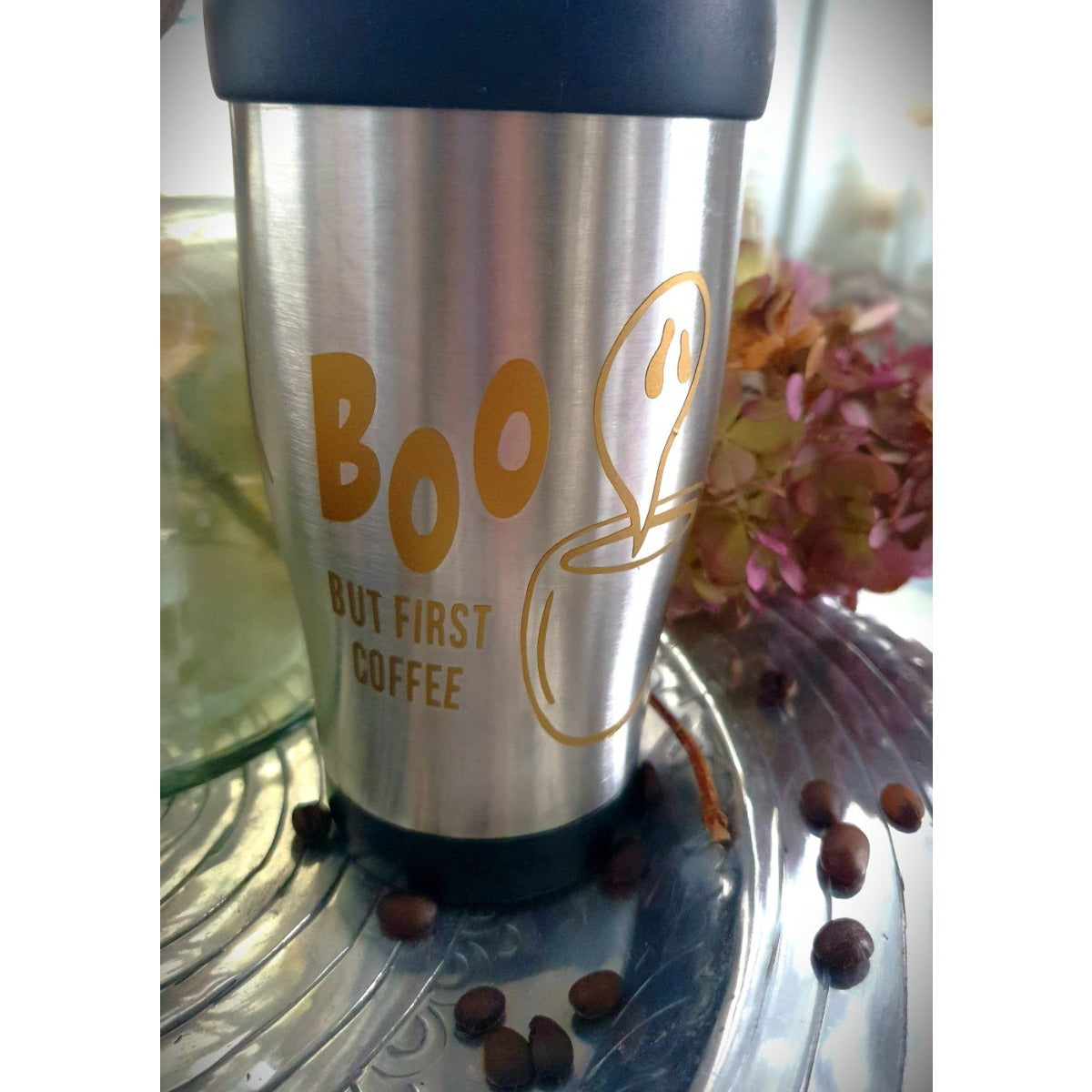 Coffee Ghosts Plotterdatei – „Boo, but first coffee“ in Gold auf einem Edelstahl-Thermobecher, dazu Kaffeebohnen und getrocknete Hortensien
