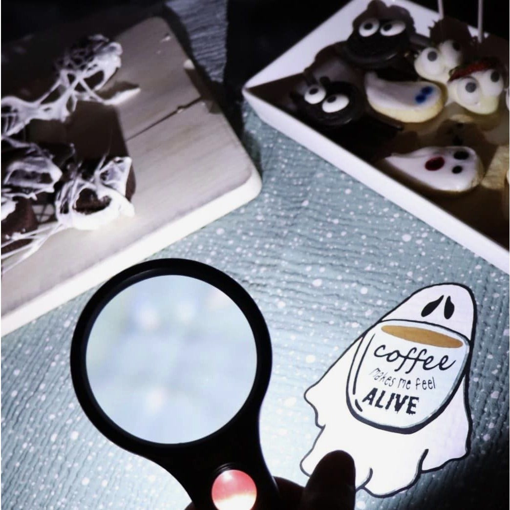 Coffee Ghosts Plotterdatei – Geist mit Kaffeetasse und dem Spruch „coffee makes me feel alive“ als Aufsteller, dahinter Halloween-Kekse mit Zuckeraugen