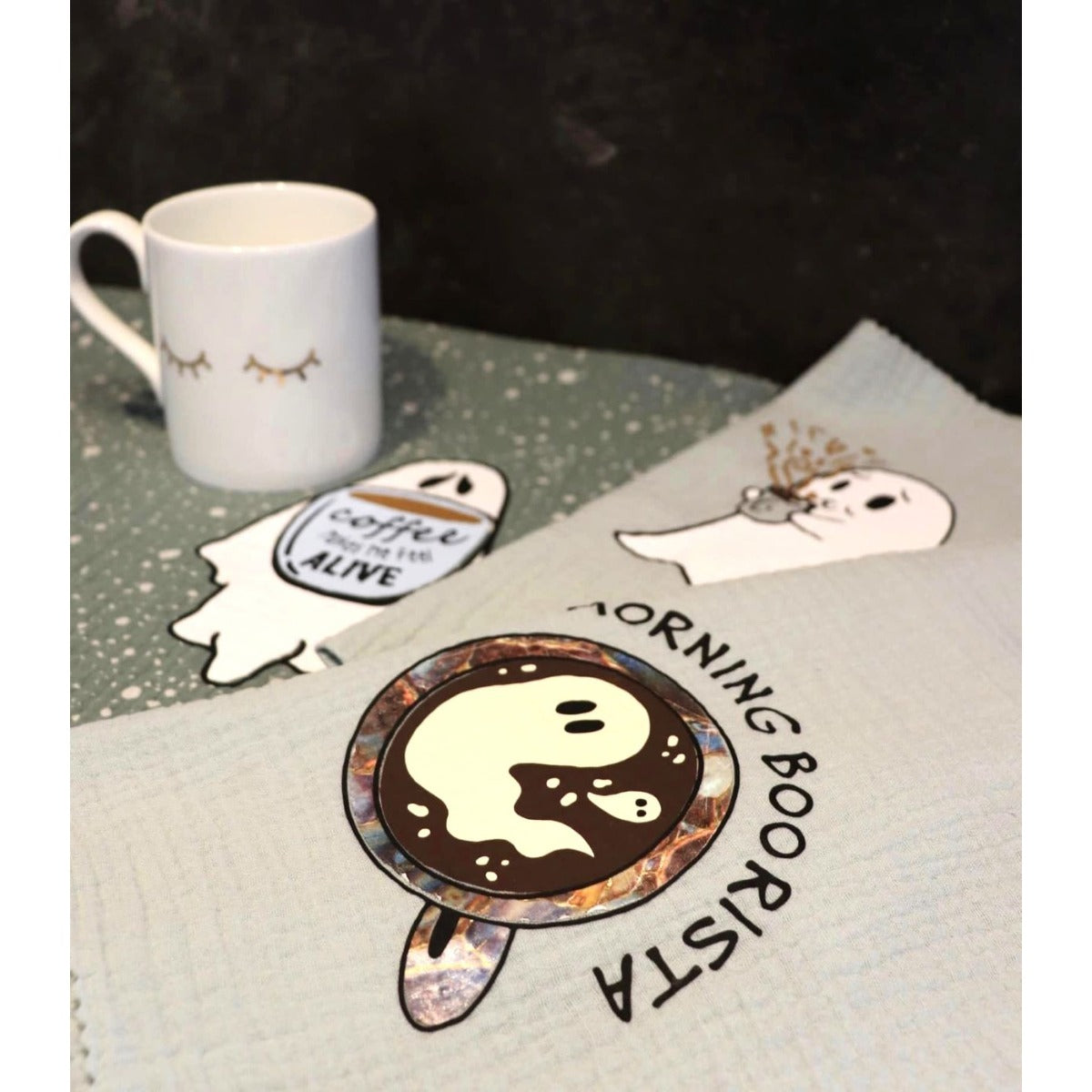 Coffee Ghosts Plotterdatei – „Morning Boorista“ als Kaffeetassen-Motiv mit Hologrammfolie auf einem Musselintuch, daneben der Geist „coffee makes me feel alive“ und ein pustender Geist