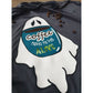 Coffee Ghosts Plotterdatei – großer Geist mit türkiser Tasse und „coffee makes me feel alive“ auf einem dunkelblauen Shirt, dazu Kaffeebohnen