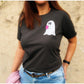 Coffee Ghosts Plotterdatei – kleiner Geist mit pinker Tasse und dem Schriftzug „I need coffee“ als Brustprint auf einem dunkelgrauen Shirt