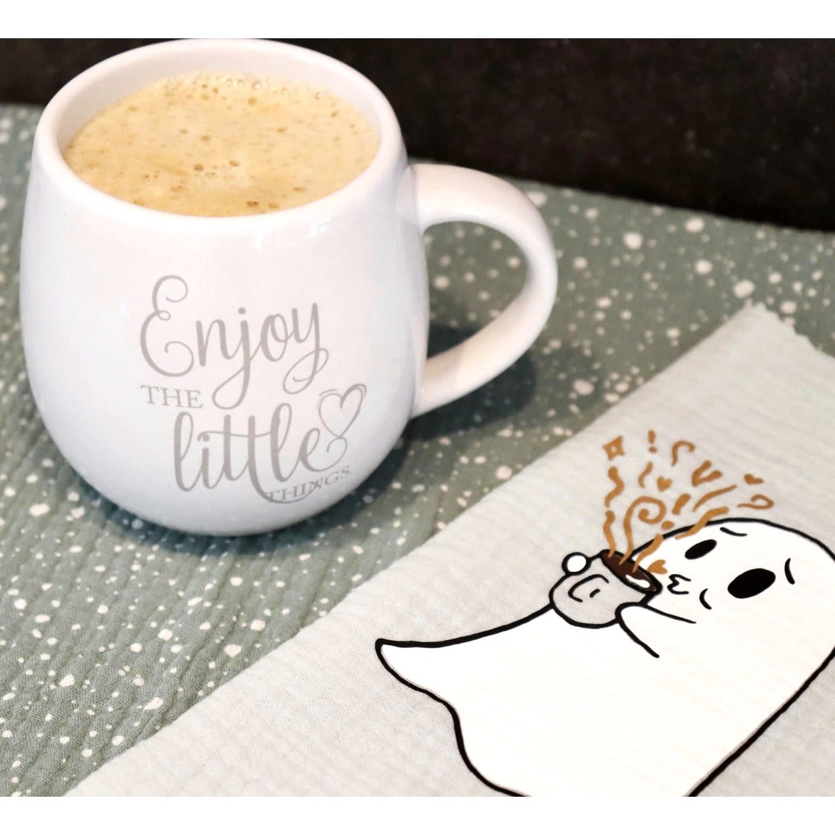 Coffee Ghosts Plotterdatei – pustender Geist mit dampfendem Kaffee auf einem Musselintuch, daneben eine Tasse Cappuccino