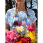 WOW MOM Freebie Plotterdatei – Motiv auf einem Family Shirt aus blau-weißem Blumenjersey mit rosa Bündchen, erst geplottet und dann von Hand mit Knötchenstichen bestickt