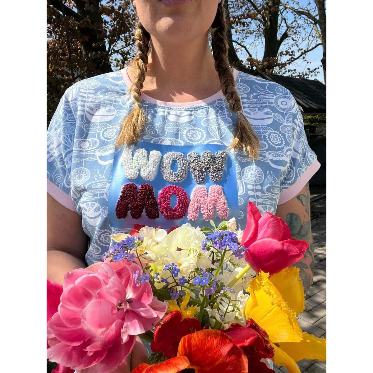 WOW MOM Freebie Plotterdatei – Motiv auf einem Family Shirt aus blau-weißem Blumenjersey mit rosa Bündchen, erst geplottet und dann von Hand mit Knötchenstichen bestickt