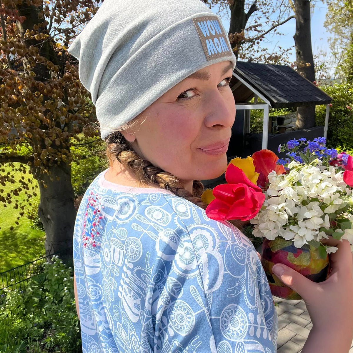 WOW MOM Freebie Plotterdatei – Rückansicht des blau-weißen Family Shirts, dazu die Beanie Bernie mit geplottetem WOW-MOM-Label