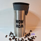 WOW MOM Freebie Plotterdatei – schwarzer Plot auf einem Kaffee-Thermobecher aus Edelstahl, daneben Kaffeebohnen