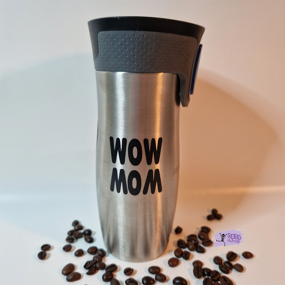 WOW MOM Freebie Plotterdatei – schwarzer Plot auf einem Kaffee-Thermobecher aus Edelstahl, daneben Kaffeebohnen