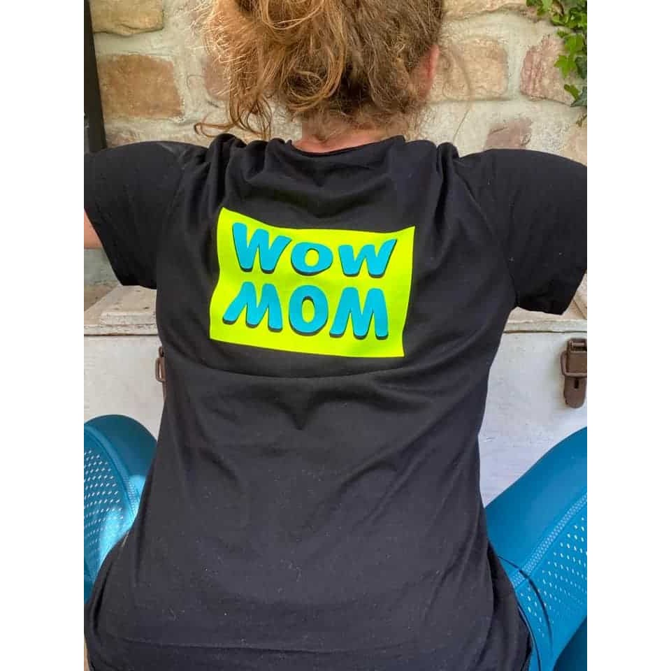 WOW MOM Freebie Plotterdatei – Rückansicht eines schwarzen Shirts mit neongelbem Rahmen und türkisem Schriftzug