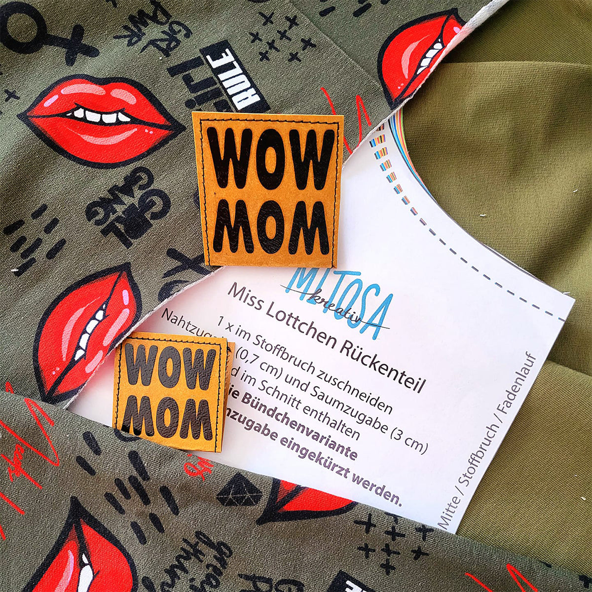 WOW MOM Freebie Plotterdatei – zwei geplottete SnapPap-Label neben dem Schnittmuster Miss Lottchen und Jersey mit Lippen-Print