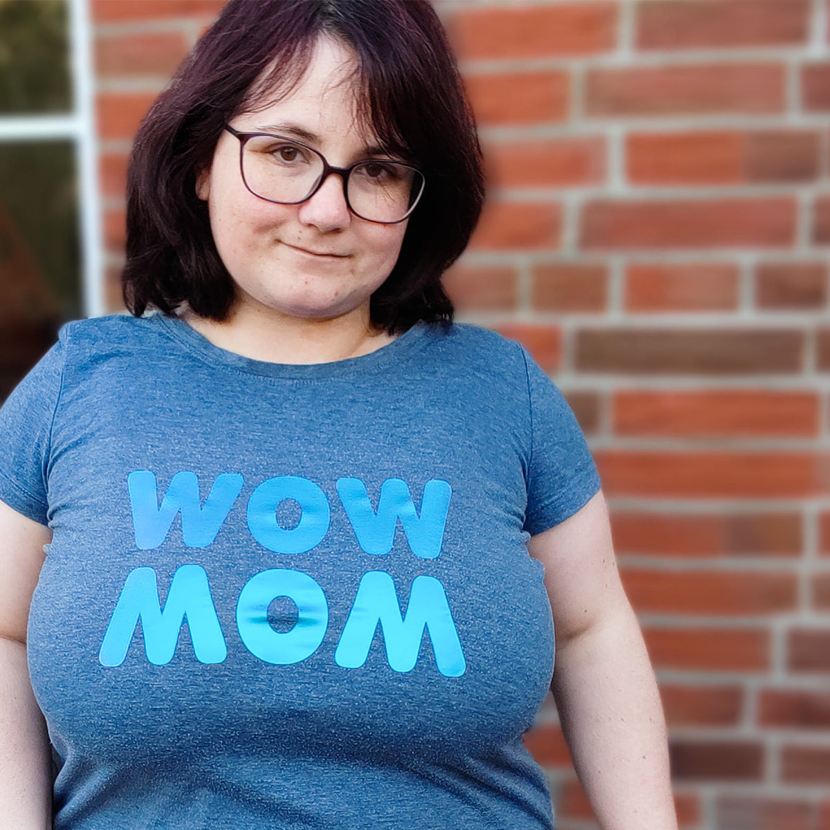WOW MOM Freebie Plotterdatei – blau-metallicfarbener Plot auf einem blau melierten Shirt