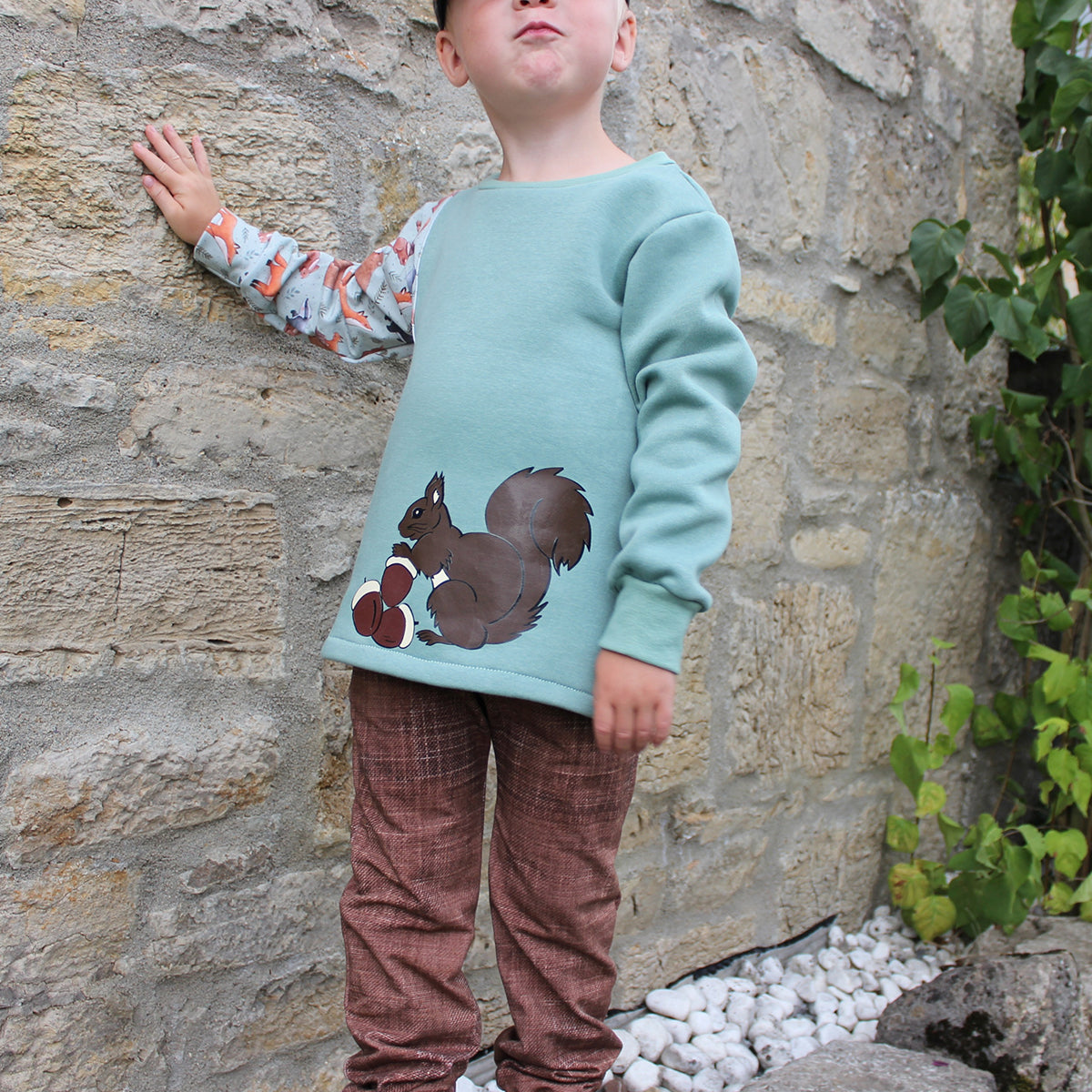 Herbstgrüße Plotterdatei – Eichhörnchen mit Eicheln auf mintgrünem Pullover, ein Ärmel aus Fuchs-Jersey, dazu braune Hose