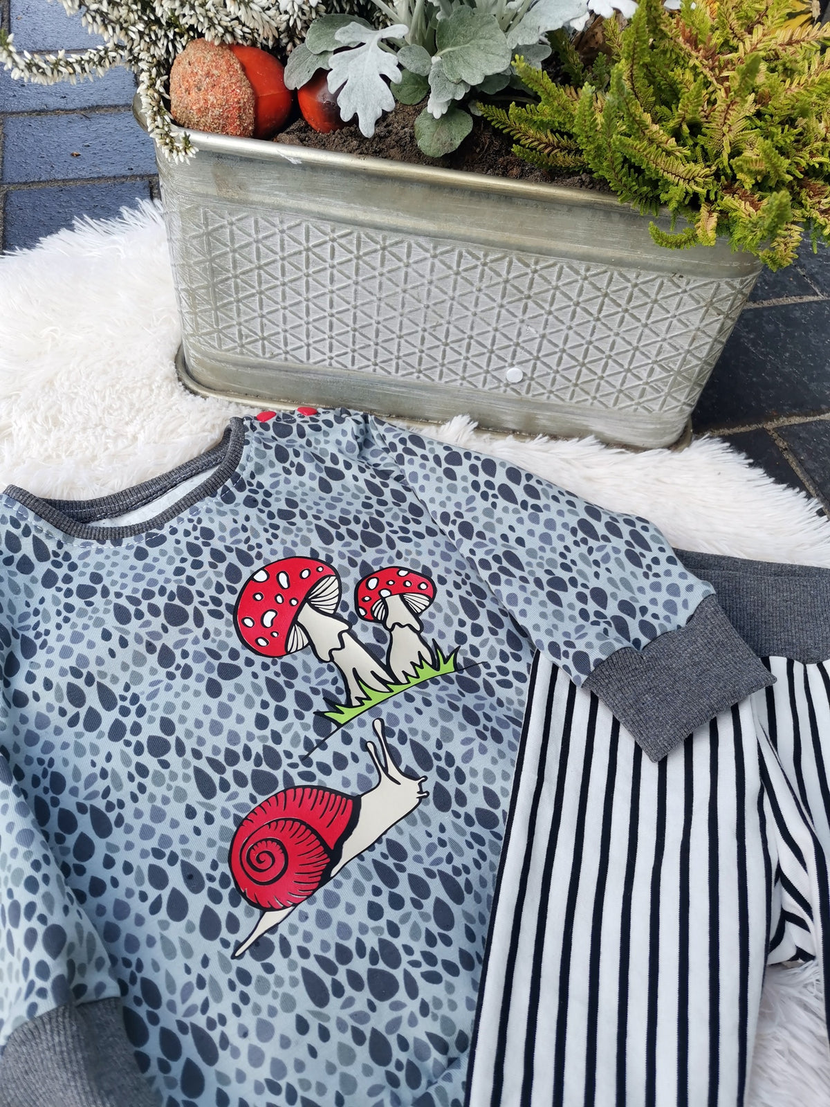 Herbstgrüße Plotterdatei – zwei Fliegenpilze und eine Schnecke auf einem grau gemusterten Kindershirt