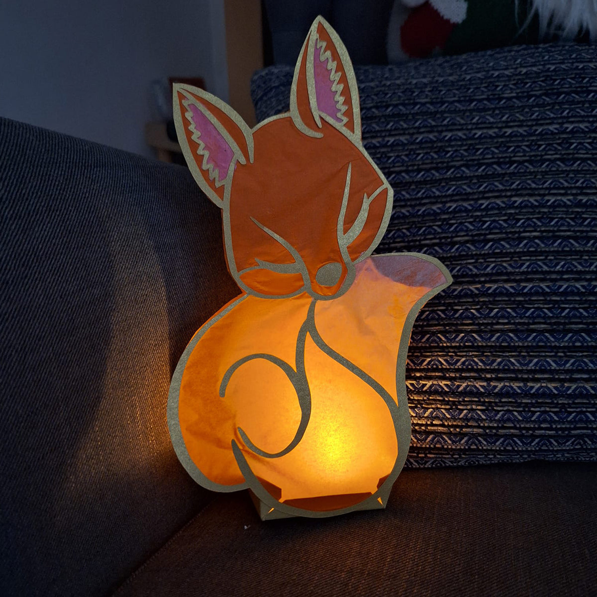 Herbstgrüße Plotterdatei – Fuchs als beleuchtete Laterne mit goldenen Konturen und Transparentpapier